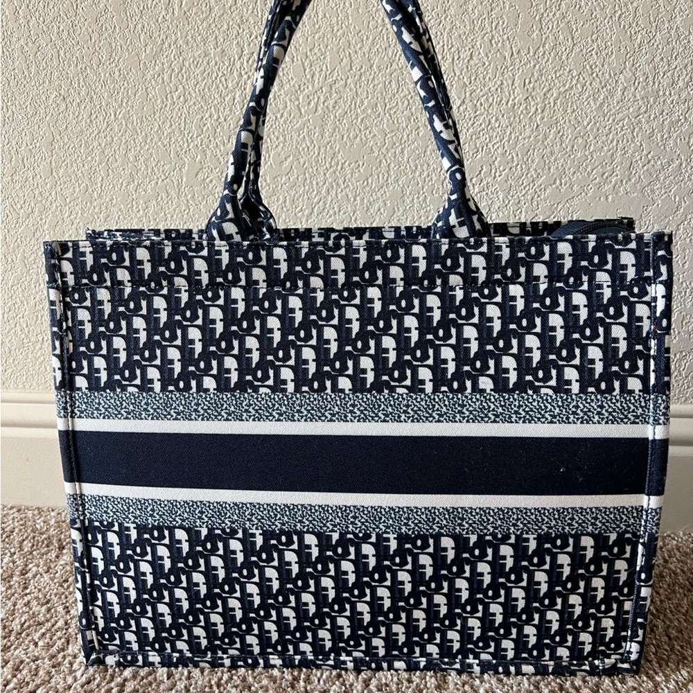 LARGE DIOR BOOK TOTE
Blue Dior Oblique Embroidery (42 x 35 x 18.5 cm)